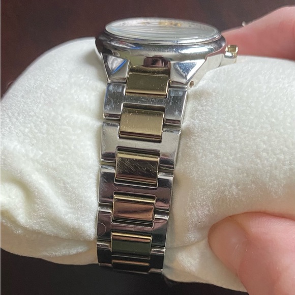 Elegant Silver and Gold Tone Michael Kors Wristwatch - Picture 10 of 10